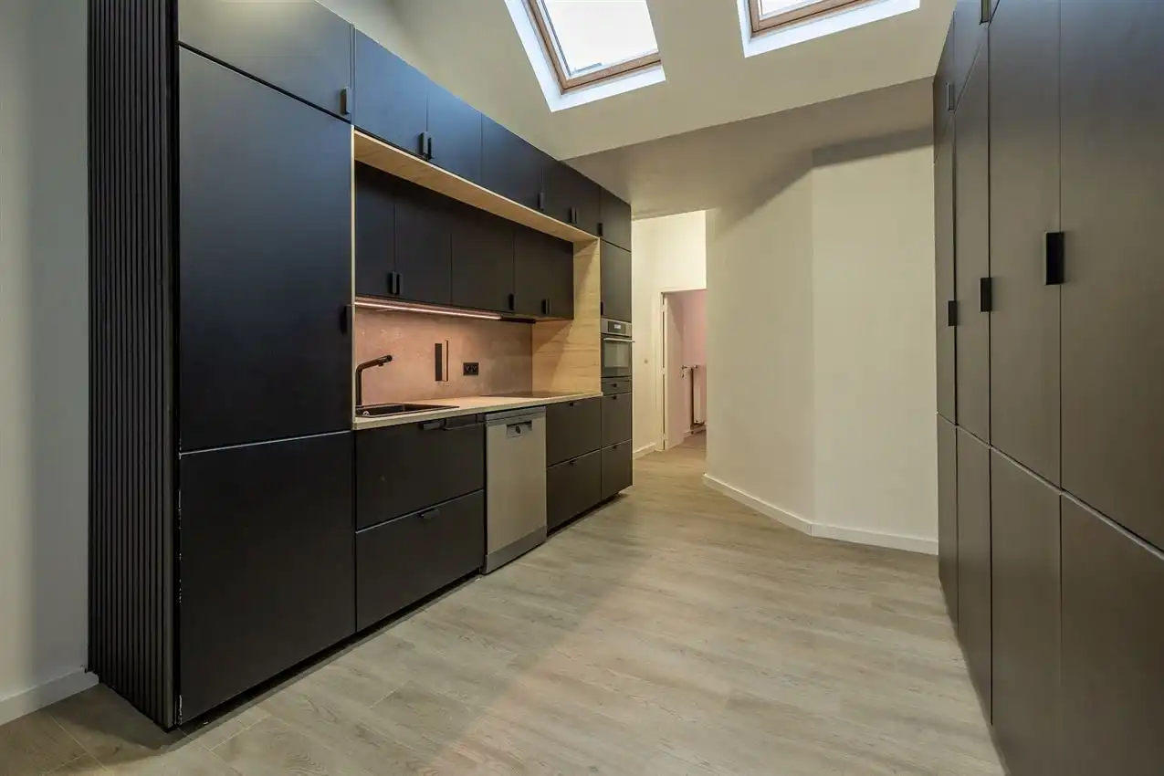 Hoofdfoto van de publicatie: Stijlvol gerenoveerde stadswoning met 3 slk