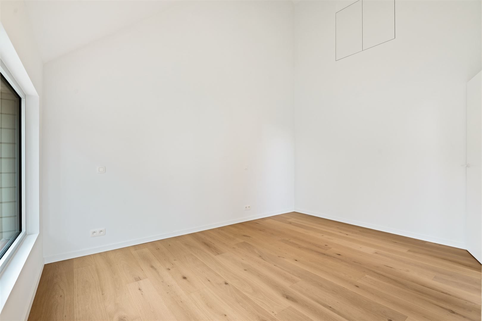 Luxe nieuwbouwappartement met terras, tuin en parking. foto 14