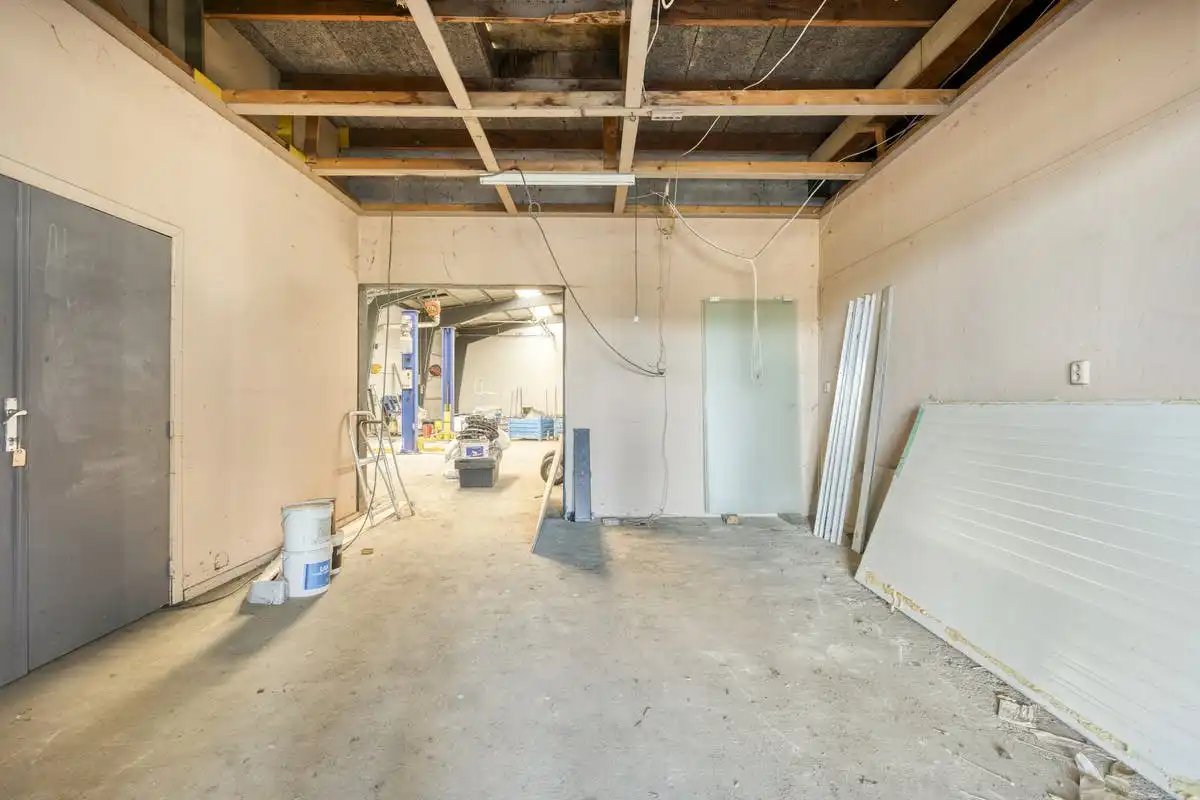 Magazijn met woonst en burelen in Adegem (Maldegem) foto 9