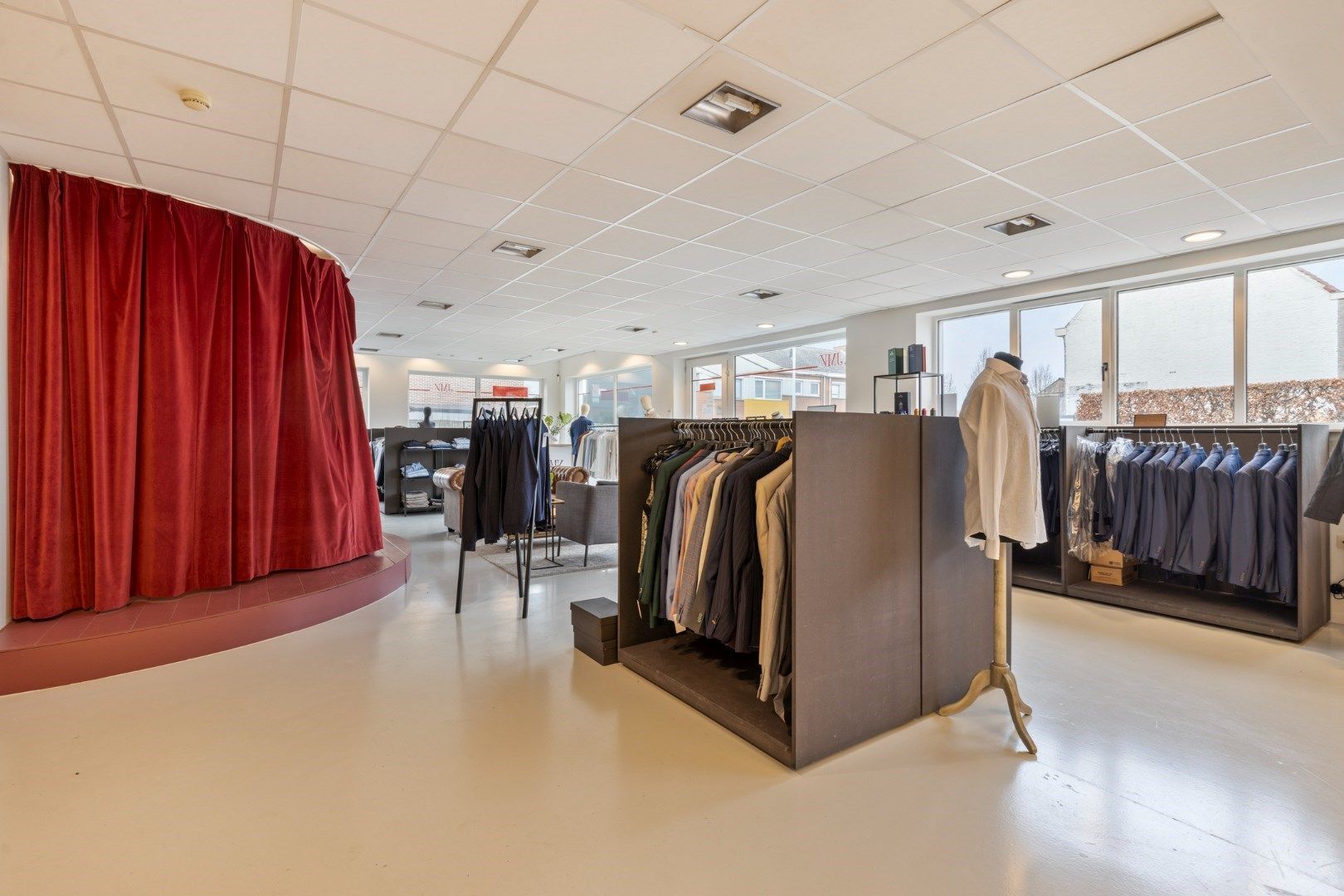 Handelsgelijkvloers/atelier/praktijkruimte van 357 m2 en 6 parkings! foto 6