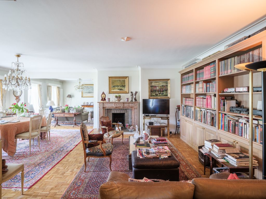 Ruim en stijlvol 4 slpk-appartement (bew.opp. 274 m2) met terras, gelegen op de eerste verdieping van de standingvolle residentie ‘Trianon’ op slechts 10 minuten van 'Centrum Gent'. foto 2