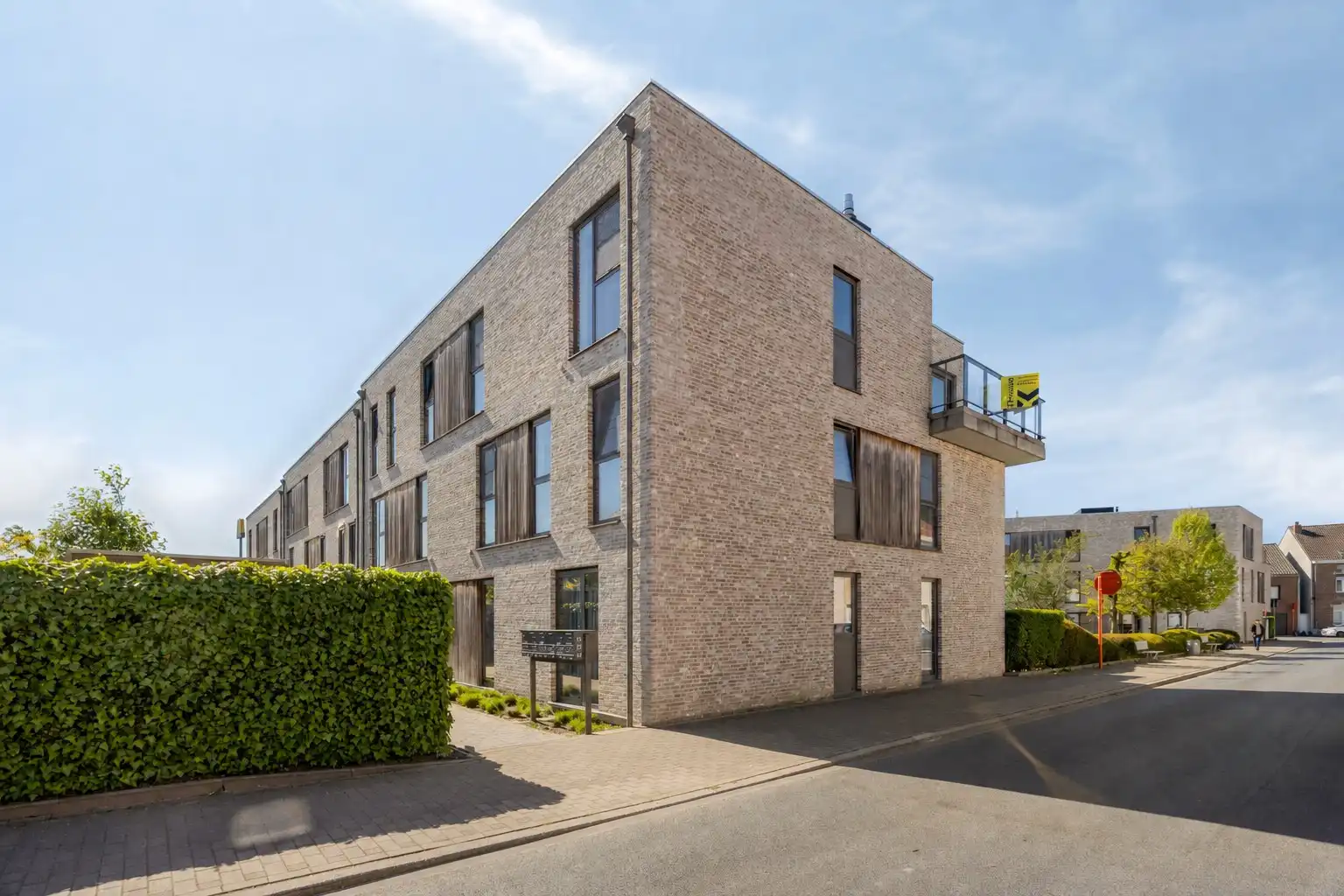 App te huur nabij centrum Halle: 2 slpks, terras, parking + kelder foto {{pictureIndex}}