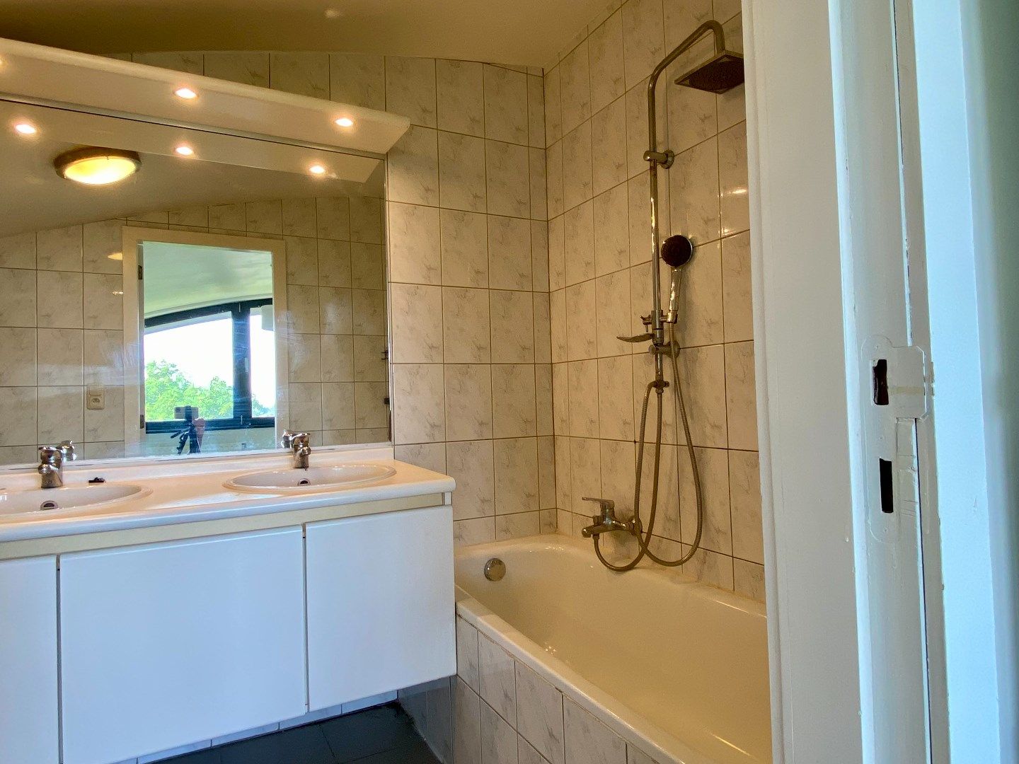 Duplex appartement te huur in Sint-Kruis op 3de verdieping!  foto 8