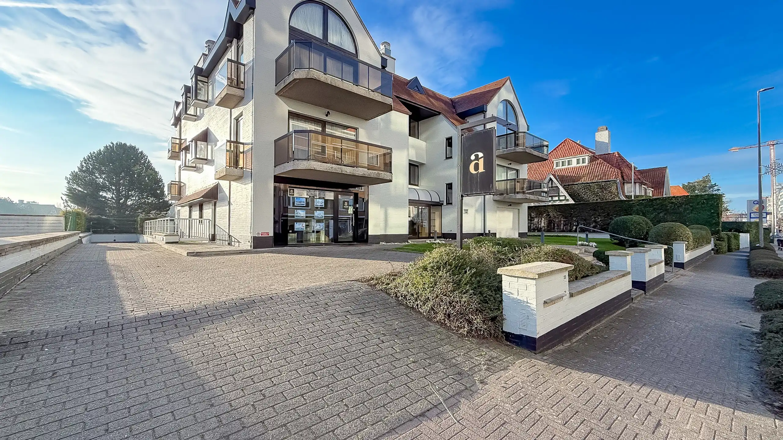 Uitstekend gelegen commercieel handelspand op de Kustlaan.. foto {{pictureIndex}}