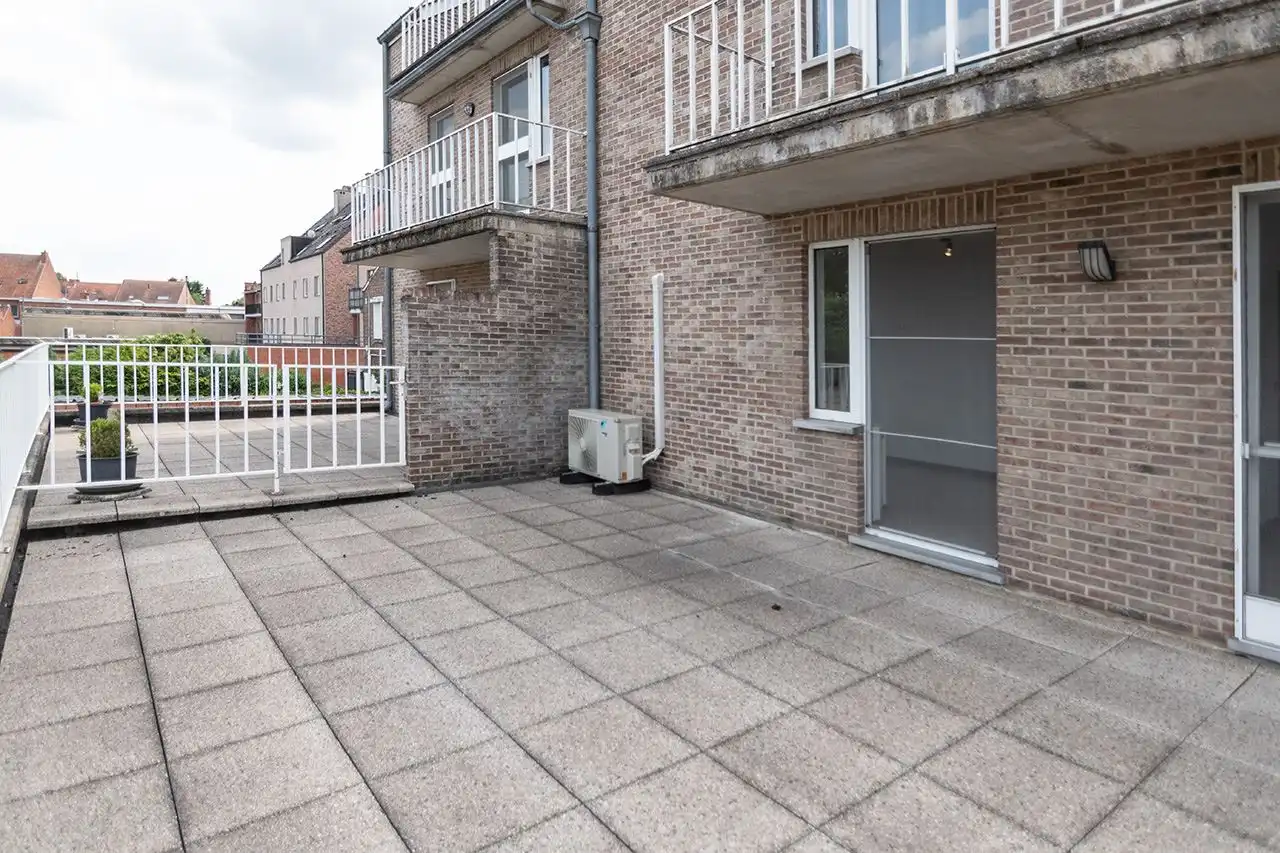 licht 2 slk app met groot terras en garagebox foto 11