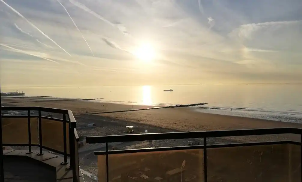 Gerenoveerd twee slaapkamer appartement met zowel frontaal zeezicht als zicht op het hinterland foto 29