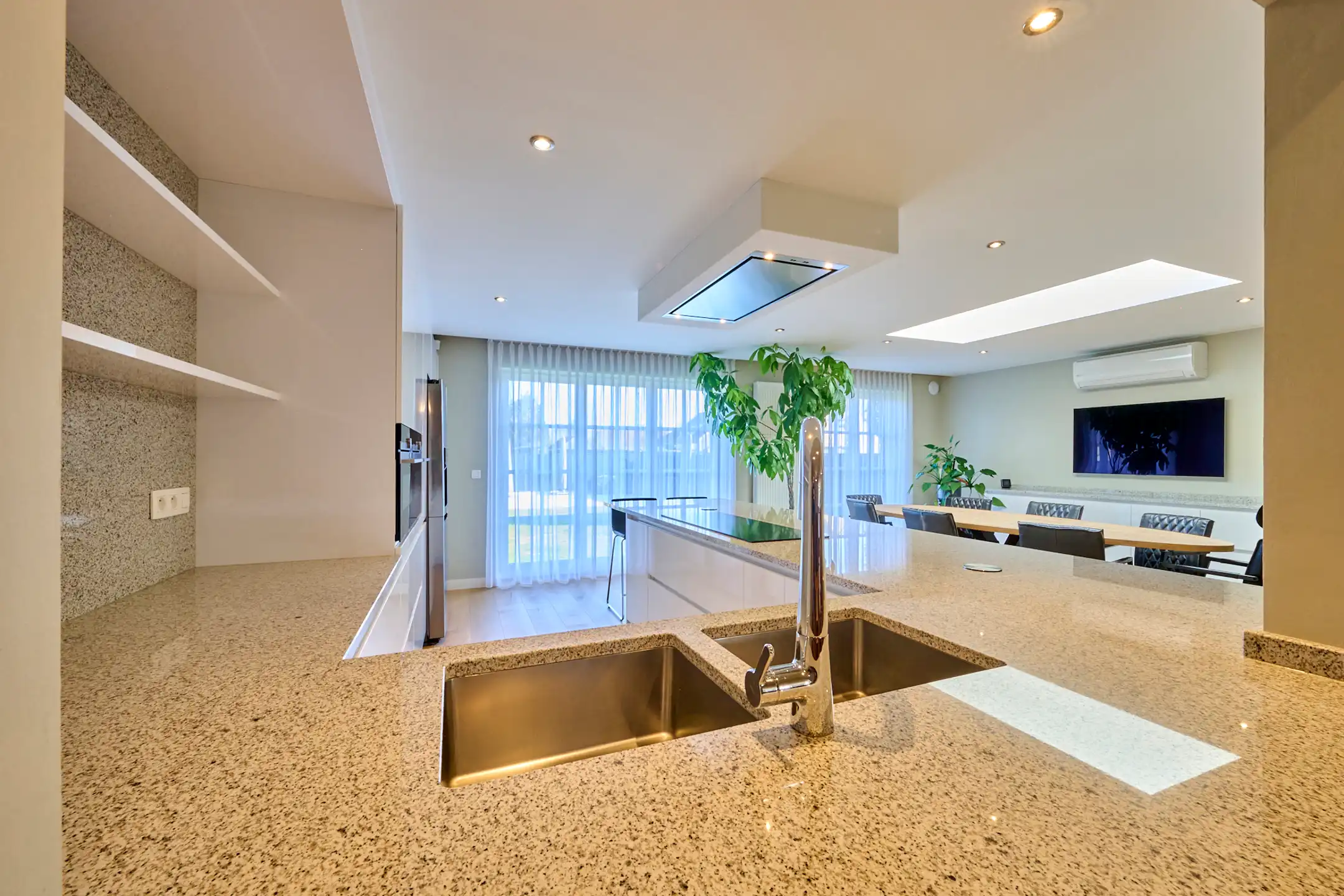 ZEER RUIME INSTAPKLARE WONING MET HOOGWAARDIGE AFWERKING foto 6