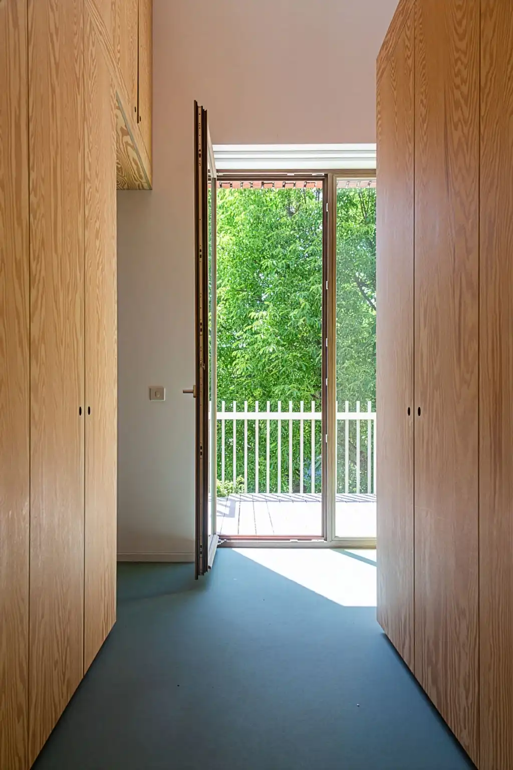 Uniek vastgoed! Exclusieve en creatieve site met twee kantoorruimtes, een polyvalent handelspand, een short-staystudio en een bijzonder architecturale split-levelwoning met ruime tuin, op een boogscheut van het stadscentrum. foto 20