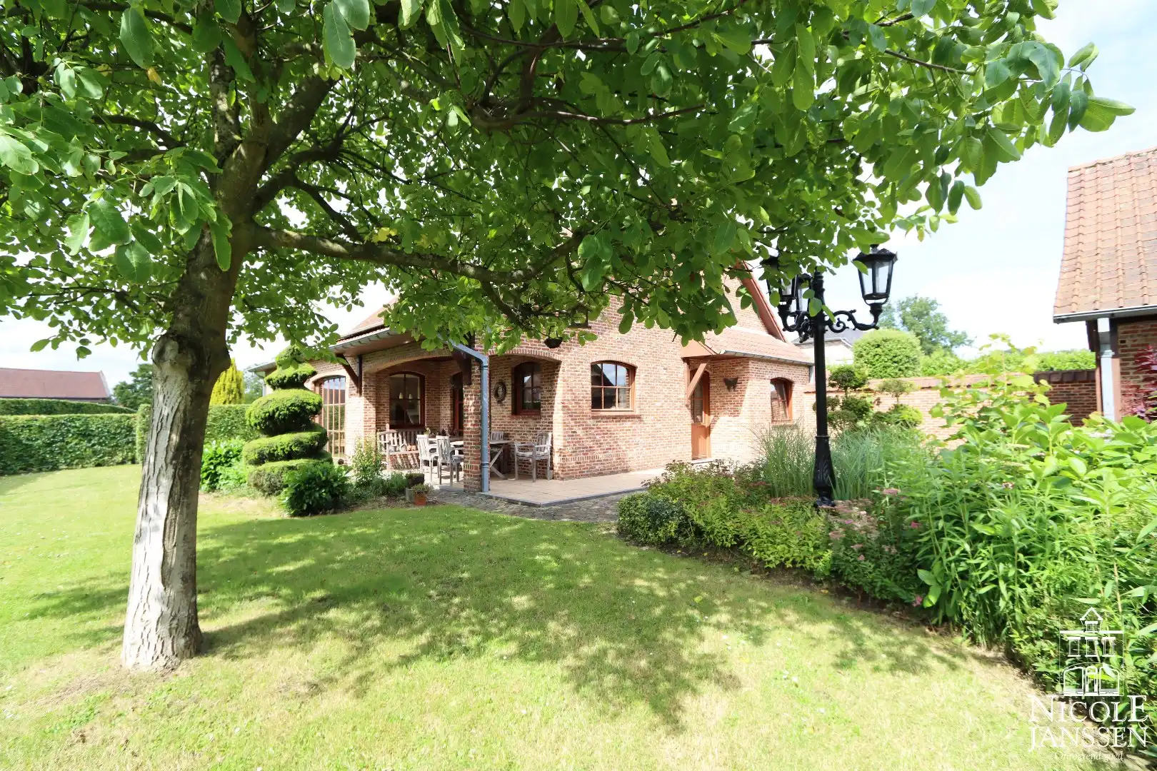 Instapklare en ruime gezinswoning met garage en diepe tuin in het gezellige Beek foto 2