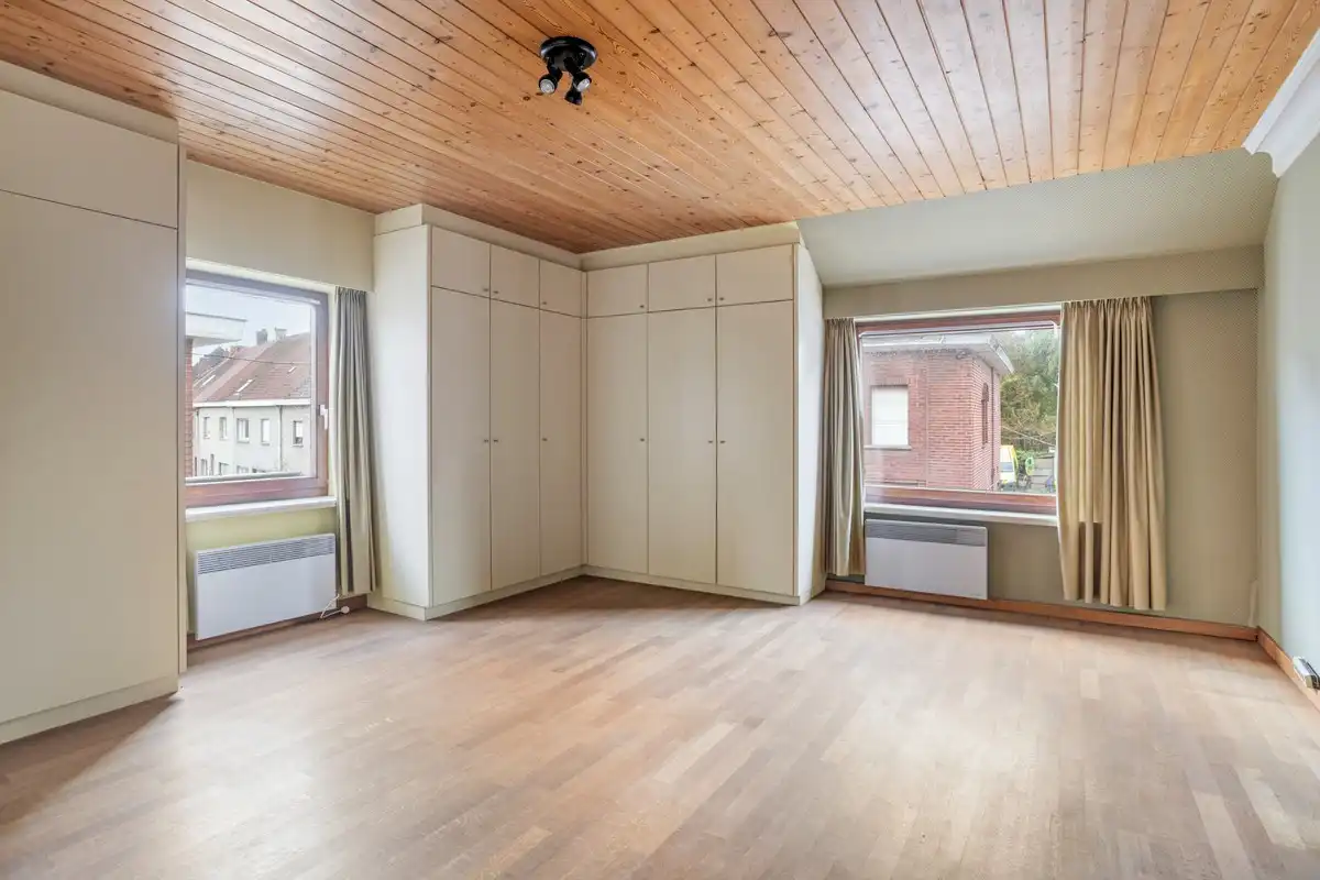 Bijzonder ruime woning met inpandige garage en 3 slks op een perceel van 1218 m². foto 9