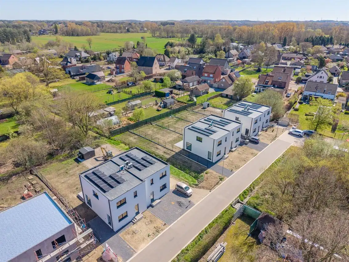 Kwalitatief afgewerkte nieuwbouwwoning met 3 slk. foto 28