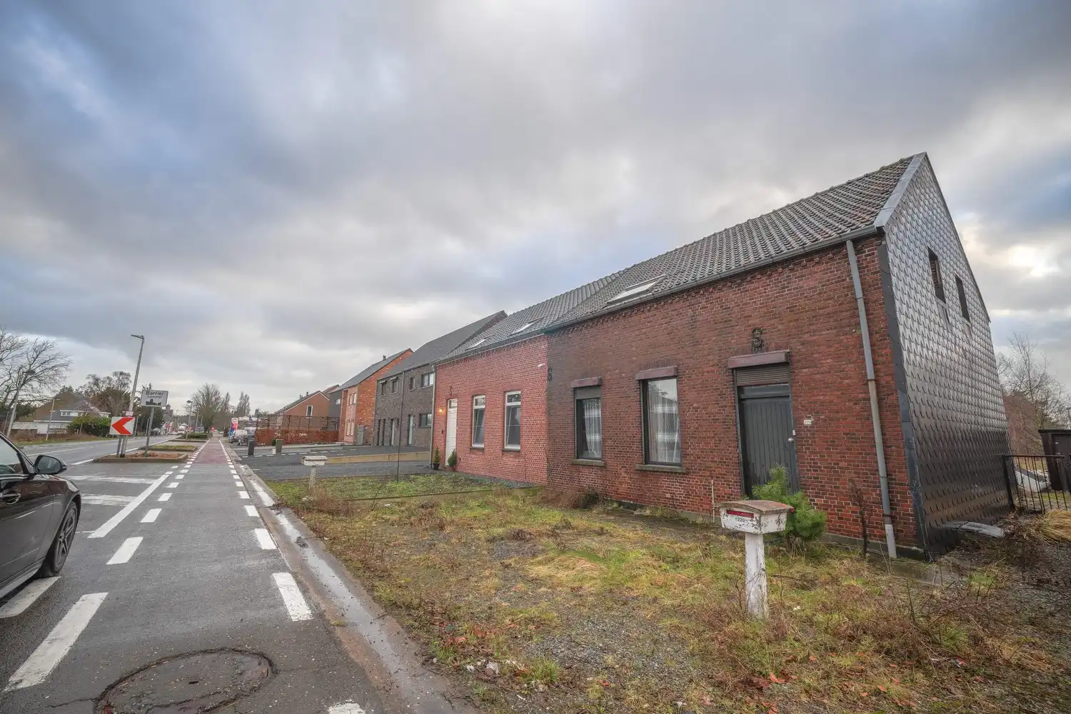 Op te knappen halfopen woning in Lommel foto 2