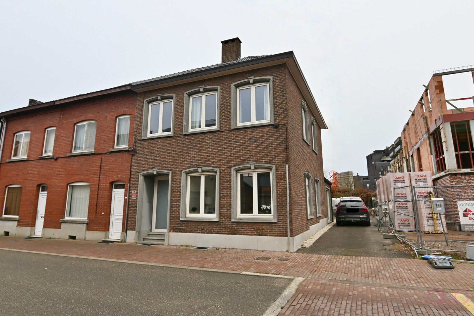 Instapklare woning in hartje Sint-Truiden met dubbele garage en stadstuin foto {{pictureIndex}}