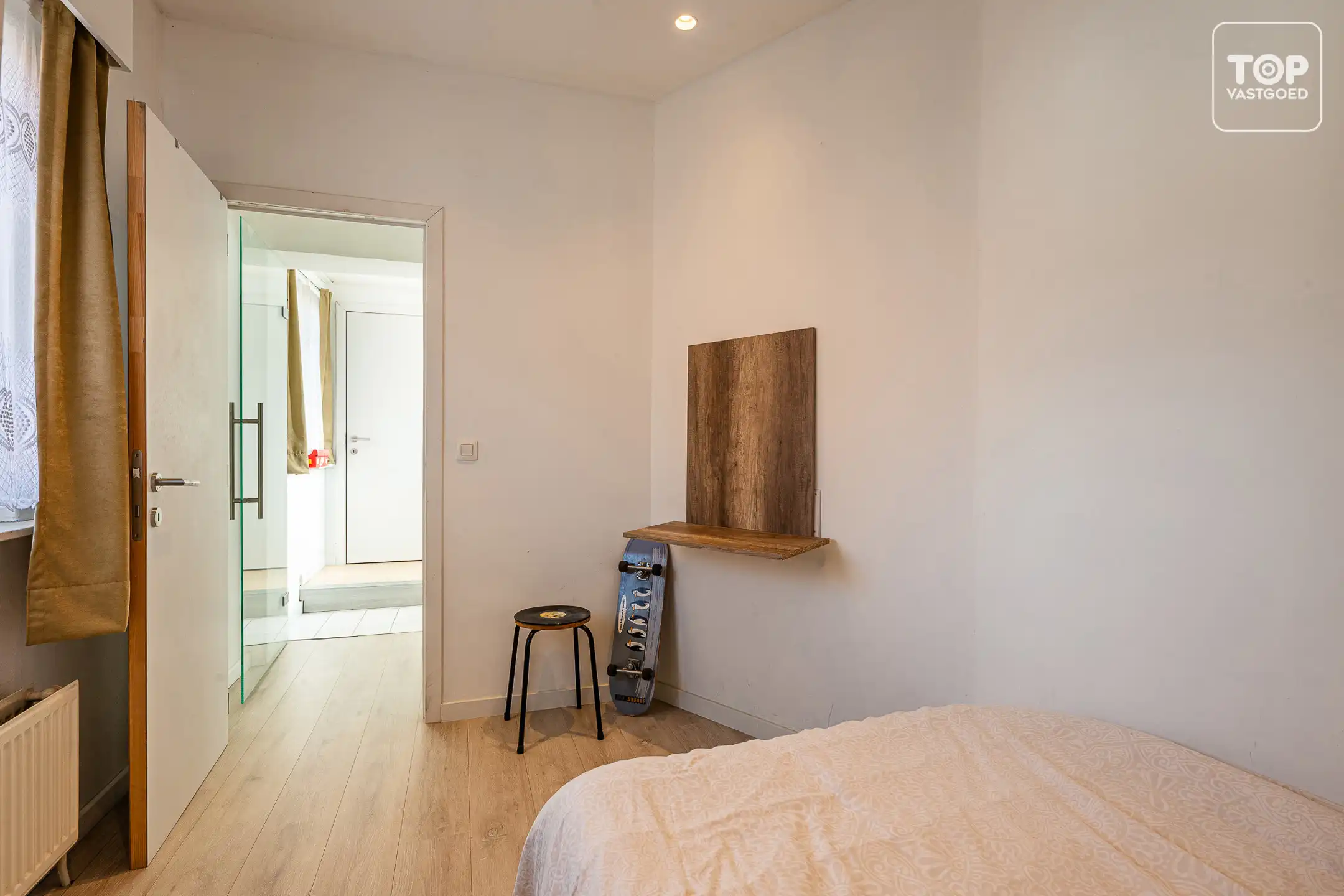 Karaktervolle half open woning met mooie gevel.  foto 18