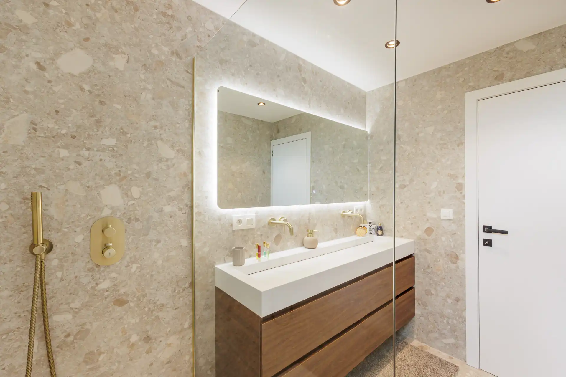 Lichtrijk en luxueus gerenoveerd met panoramisch groenzicht foto 14