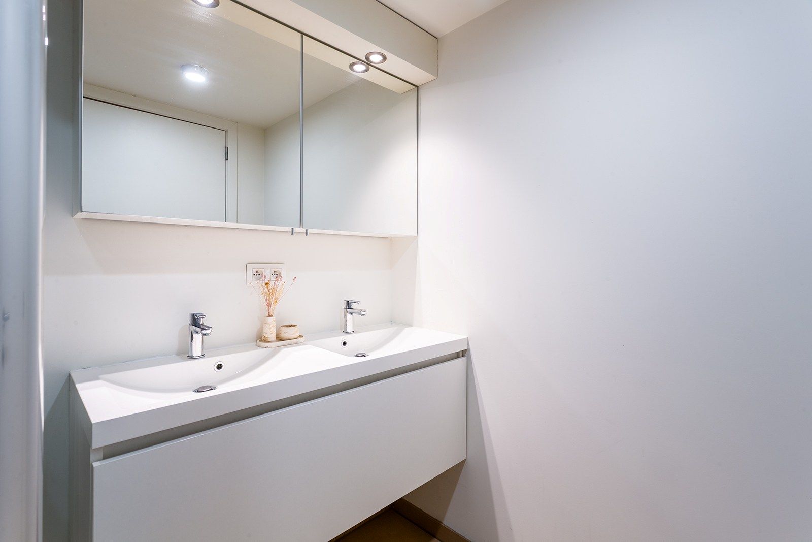 Stadsvibe en rust: energiezuinig appartement met terras foto 11