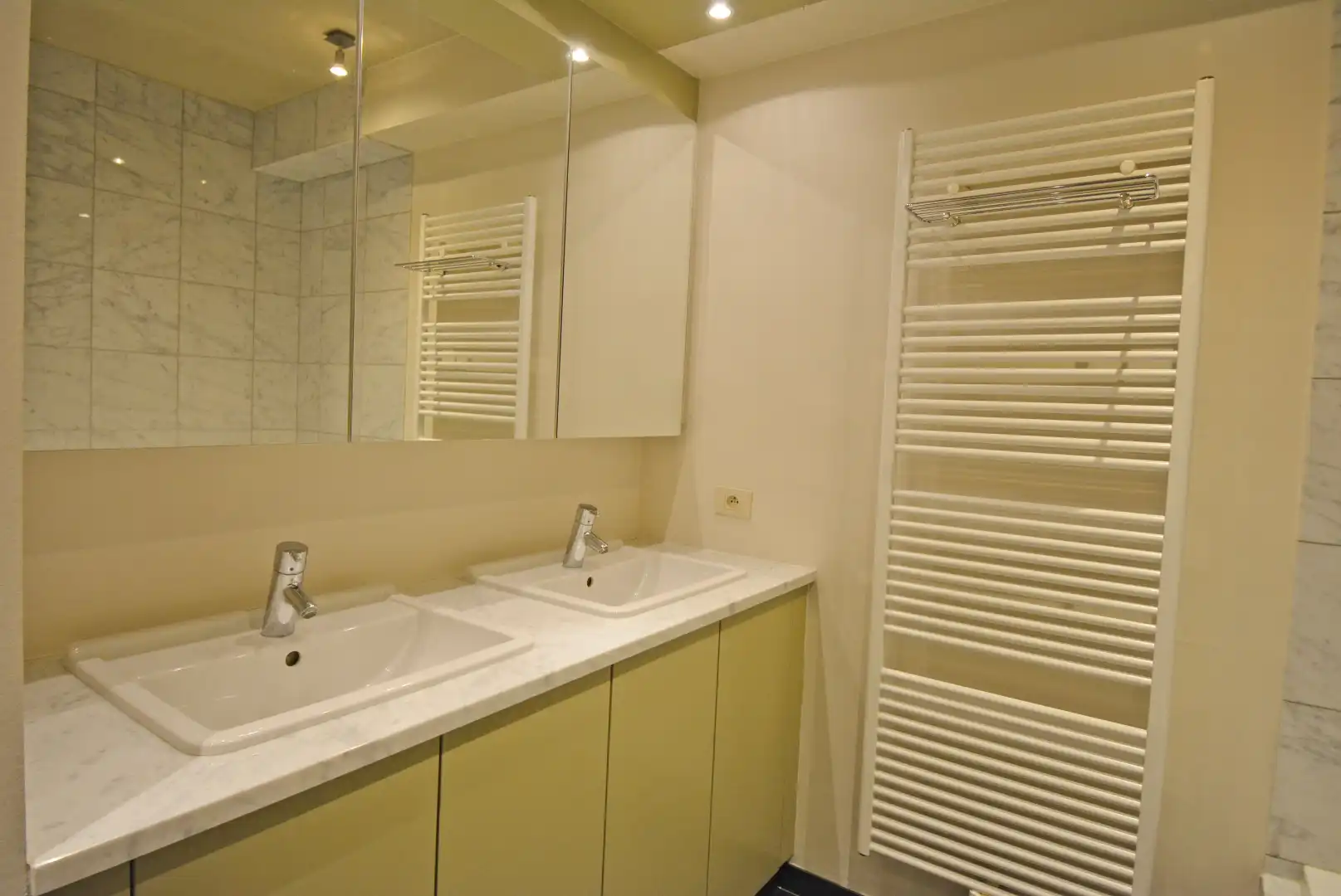 Prachtig onderhouden appartement op toplocatie vlak bij de zeedijk! foto 8