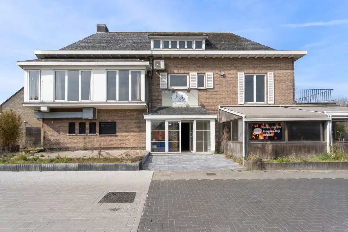 Ruime woning met handelspand te koop in De Panne foto {{pictureIndex}}