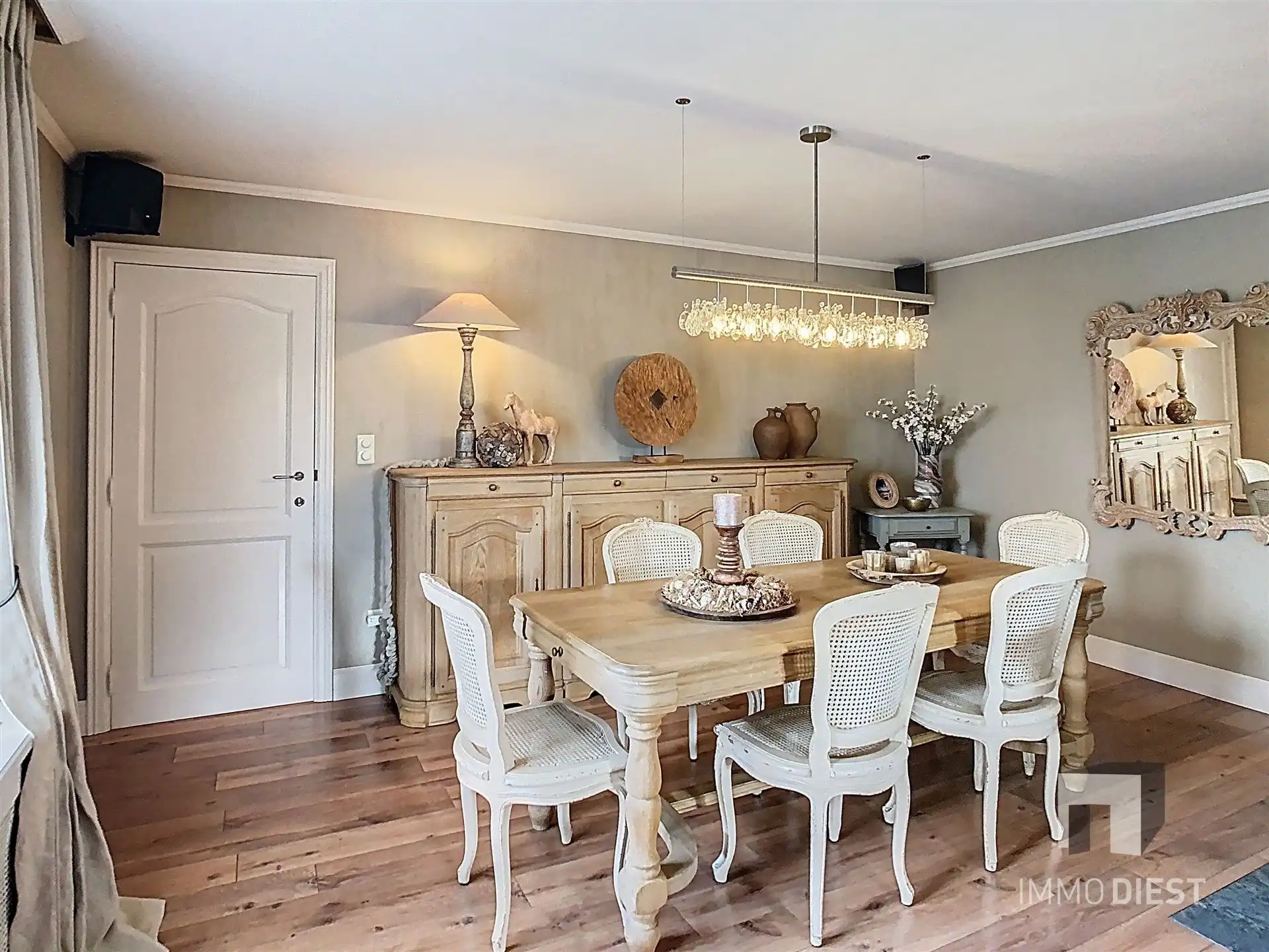 Energiezuinige en prima onderhouden gezinswoning met 4/5 slaapkamers en zwembad op 10 are. foto 5