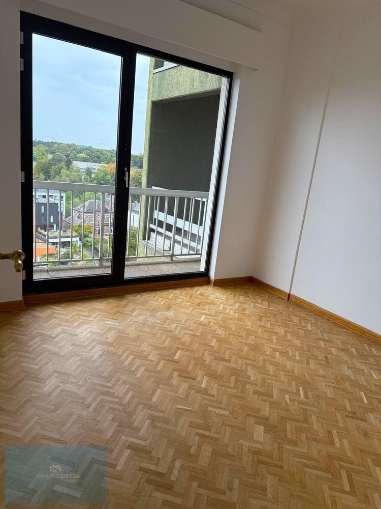 Te huur: Ruim 3-slaapkamer appartement in hartje Genk – Sint-Martinusplein foto 9