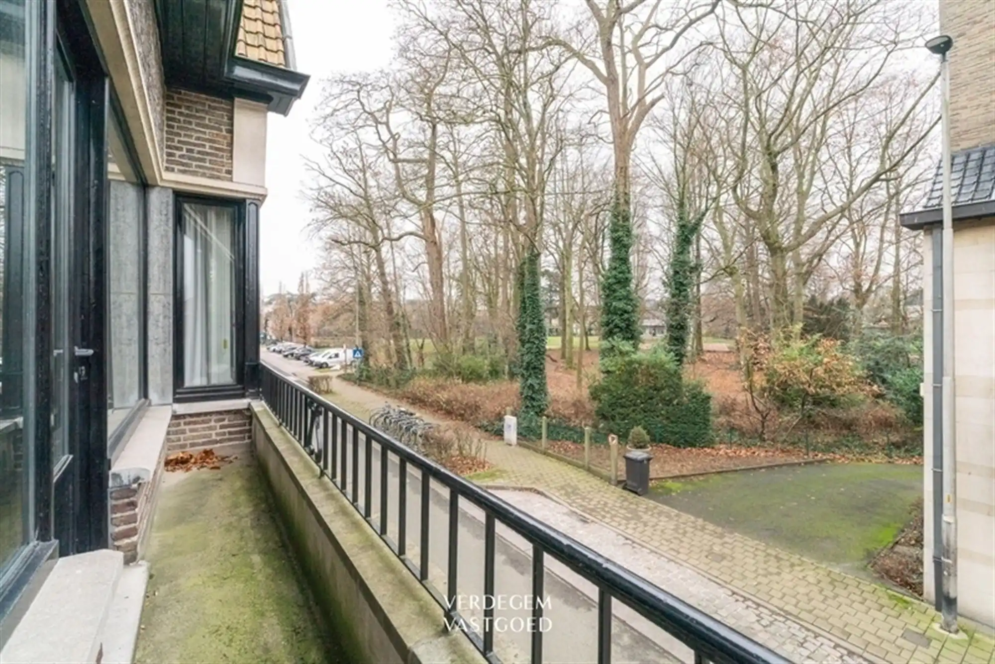 Architecturale woning met meerdere slaapkamers, garage en prachtige tuin foto 25