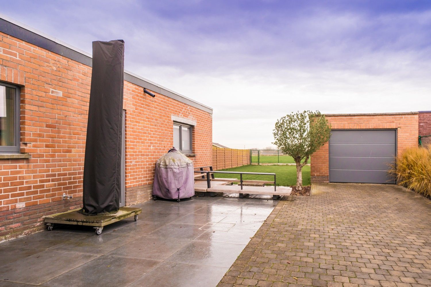 Halfopen bebouwing met ruime garage en prachtig uitzicht op de velden foto 3