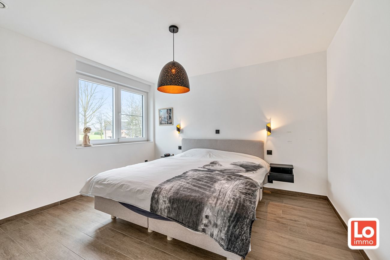 VERKOCHT! Instapklare halfopen nieuwbouw woning met inpandige garage en open zicht op een landelijke locatie in Beervelde! foto 13