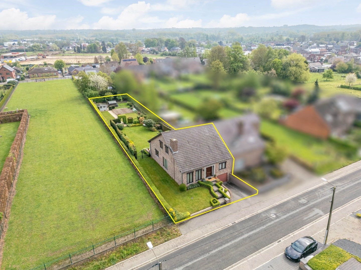 Hoofdfoto van de publicatie: Bijzonder nette half-vrijstaande woning met 4 slaapkamers en mooie tuin op 12a 18ca vlak bij de dorpskern