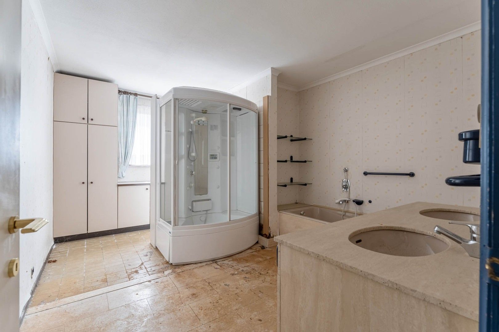 Bedrijfsgebouw (showroom/magazijn) met appartement gelegen op een perceel van 33a 50ca! foto 31