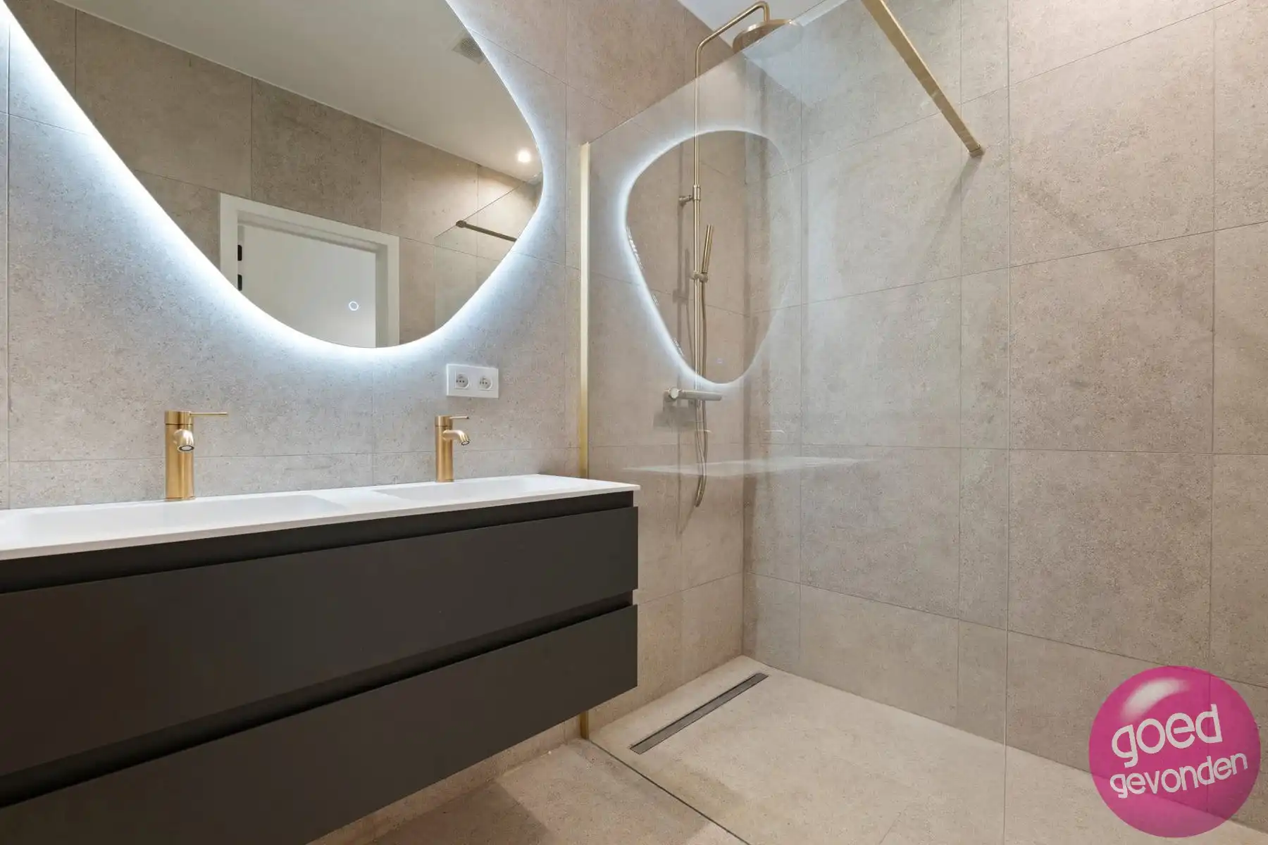 NIEUW APP - 1of2 SLK - TERRAS - KELDER - CENTRUM - GEEN BTW foto 16