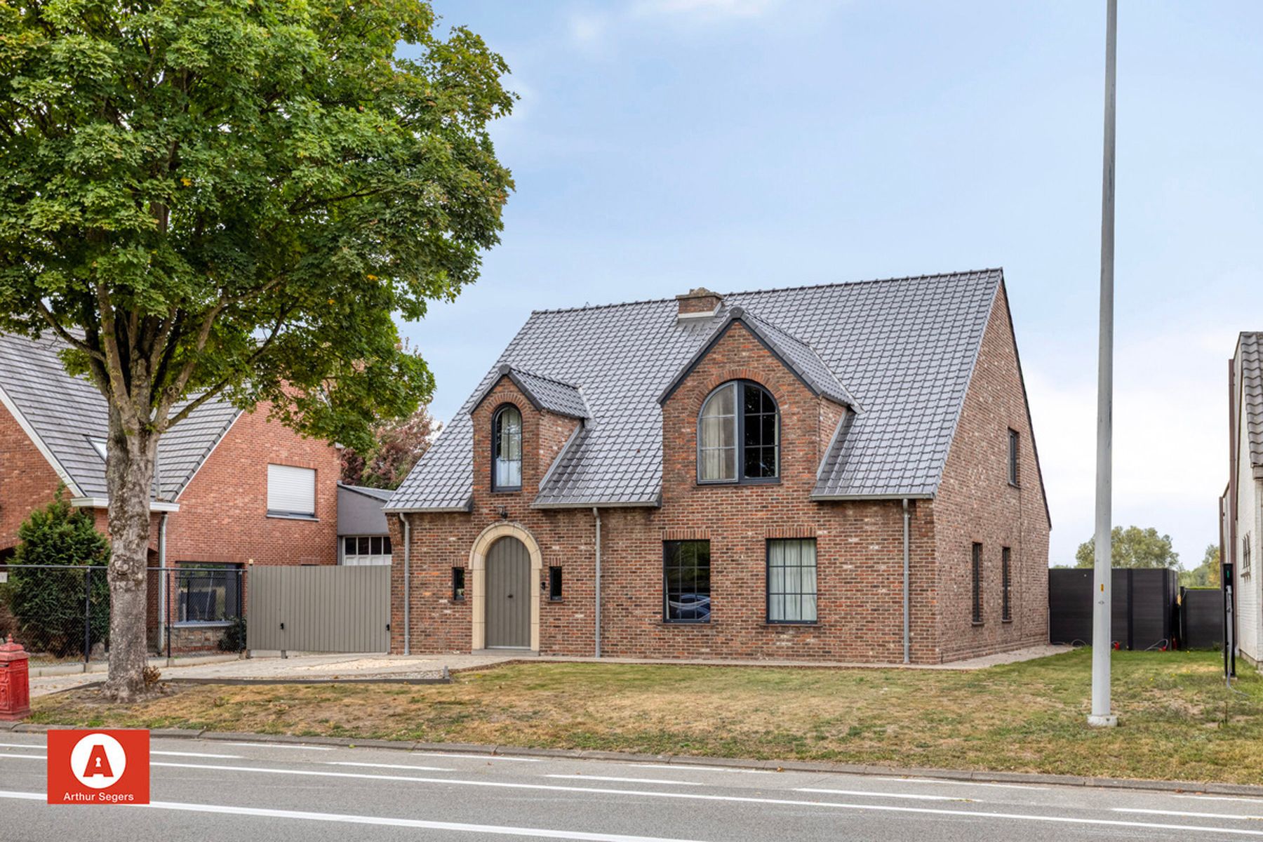 Instapklare open bebouwing met garage op centrale ligging foto {{pictureIndex}}