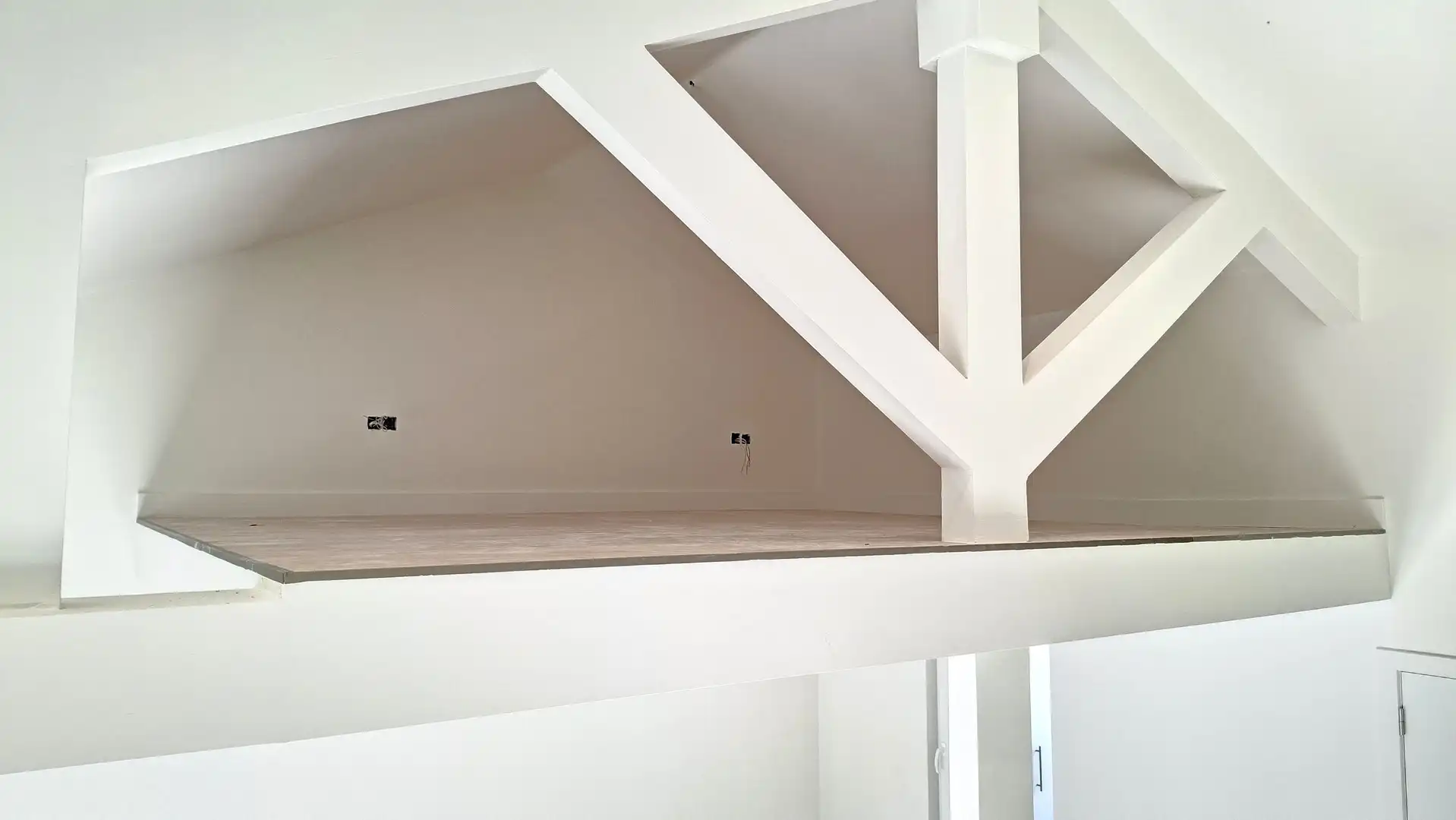 Ruime, stijlvolle nieuwbouwstudio met slaapzolder foto 6