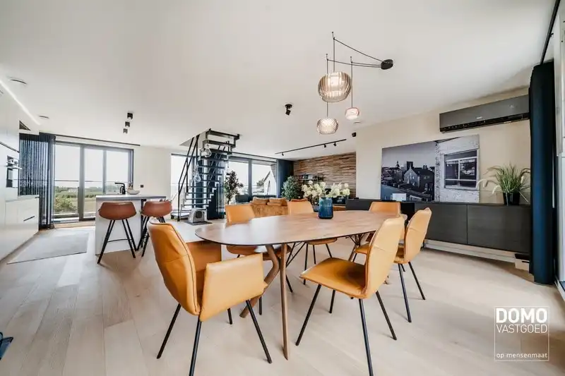 Exclusief appartement met uniek uitzicht te Alken. Inclusief 2 parkeerplaatsen en ruime kelderberging. foto {{pictureIndex}}