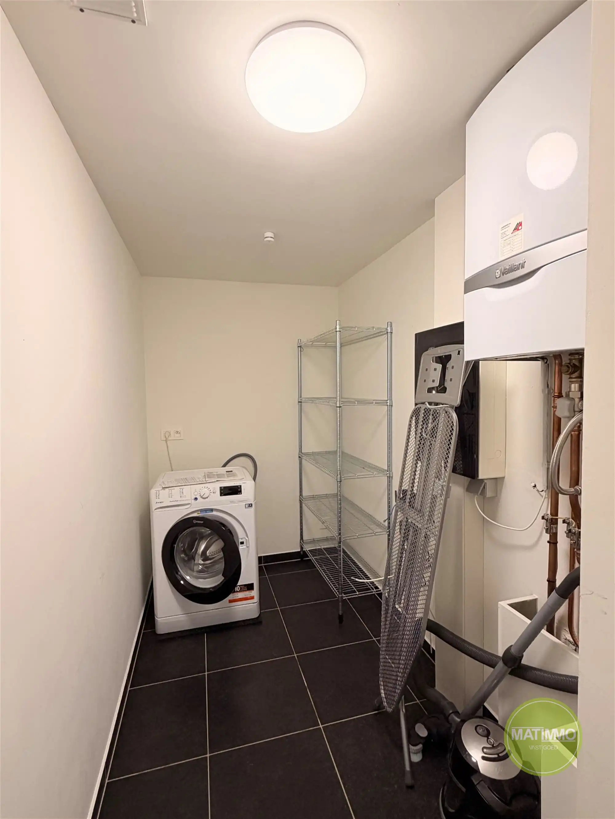 GELIJKVLOERS APPARTEMENT MET PRIVÉTUIN EN CARPORT IN MOL foto 14