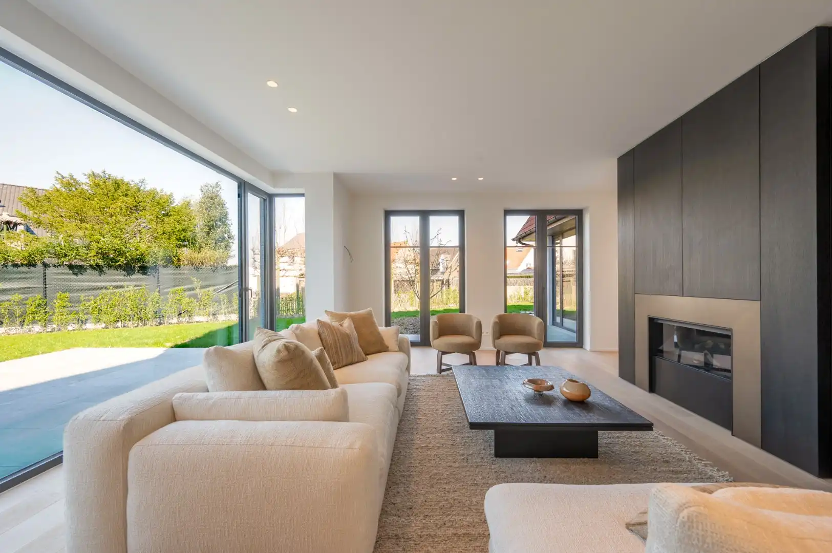 Lichtrijke nieuwbouwvilla met aangename volumes en zonnige tuin foto {{pictureIndex}}