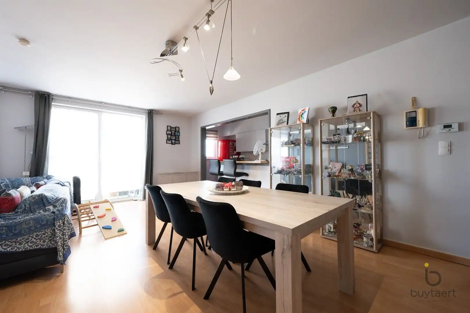 RUIM LICHTRIJK HOEKAPPARTEMENT MET GEZELLIG ZONNETERRAS EN ONDERGRONDSE AUTOSTAANPLAATS! foto 6