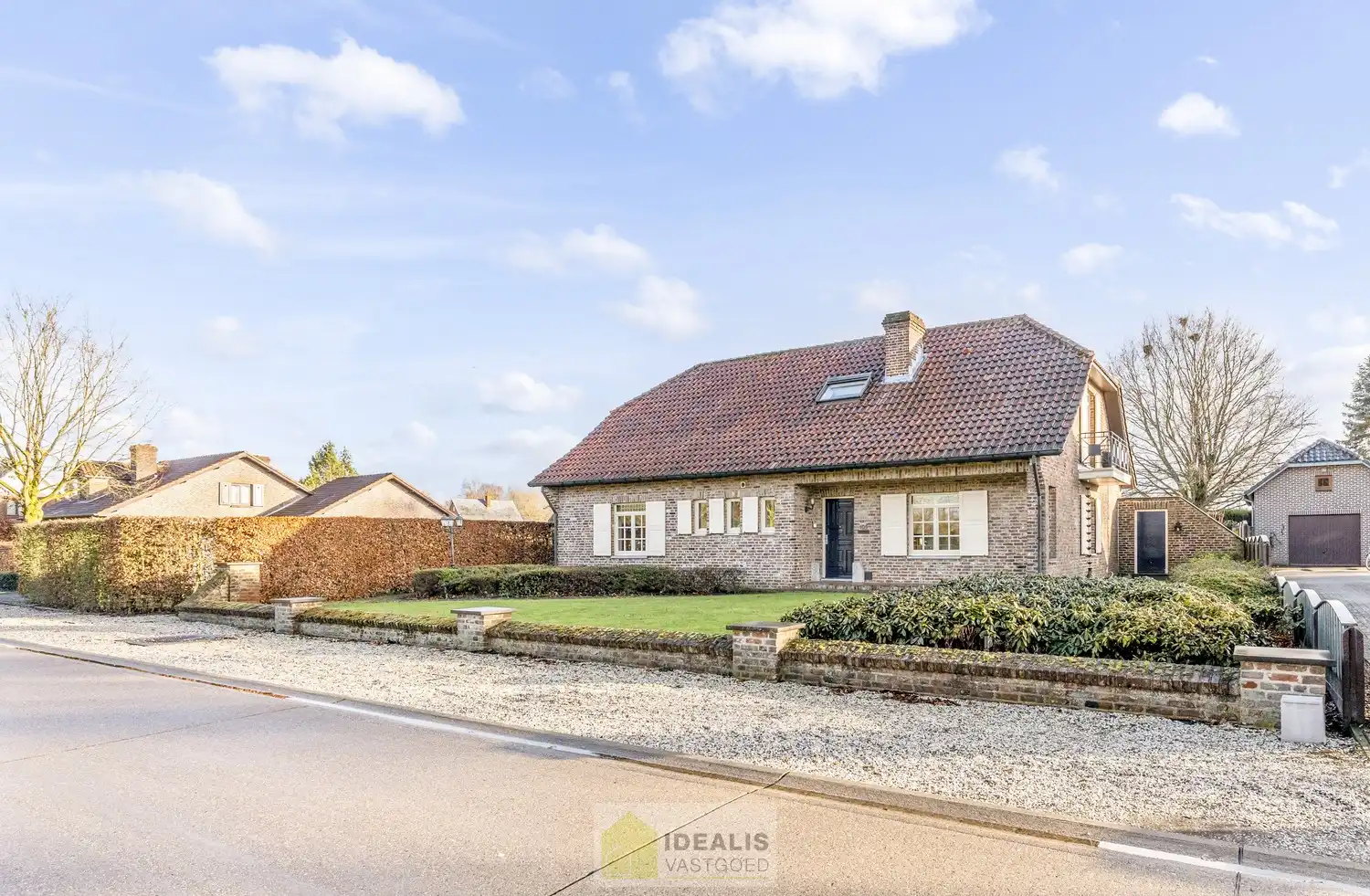 IDEALIS VASTGOED – ROYALE, INSTAPKLARE EN ZEER GOED ONDERHOUDEN GEZINSWONING OP EEN RUIM EN RUSTIG PERCEEL VAN 44A 33CA MET 5 KNAPPE SLAAPKAMERS, HEERLIJKE VERANDA, VRIJSTAANDE GARAGE EN 32 ZONNEPANELEN MÉT CERTIFICATEN ÉN ZONNEBOILER - De woning omvat maar liefst +- 265m² bewoonbare oppervlakte met ruime woonkamer, uitgeruste keuken, 5 slaapkamers, badkamer, vrijstaande garage én 32 zonnepanelen. De woning is rustig gelegen op een perceel met een opp. van 44a 33ca. foto {{pictureIndex}}