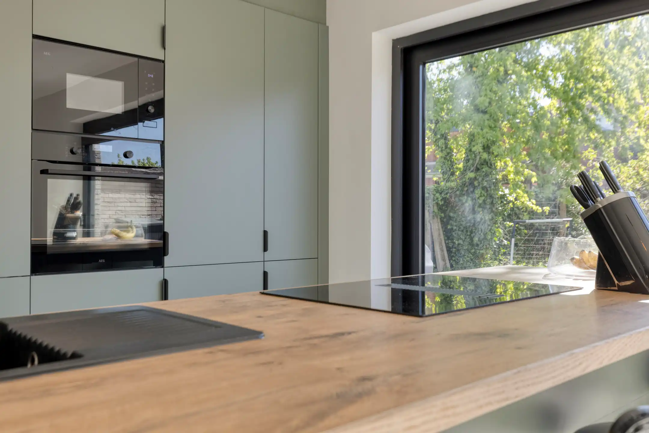 Trendy en lichtrijke woning met VEEL potentiëel foto 4