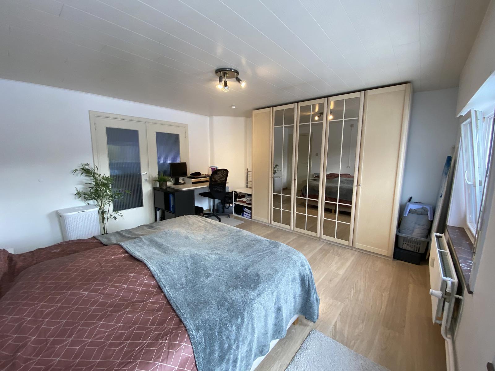 Vernieuwd en lichtrijk appartement met slaapkamer en bureau foto 7