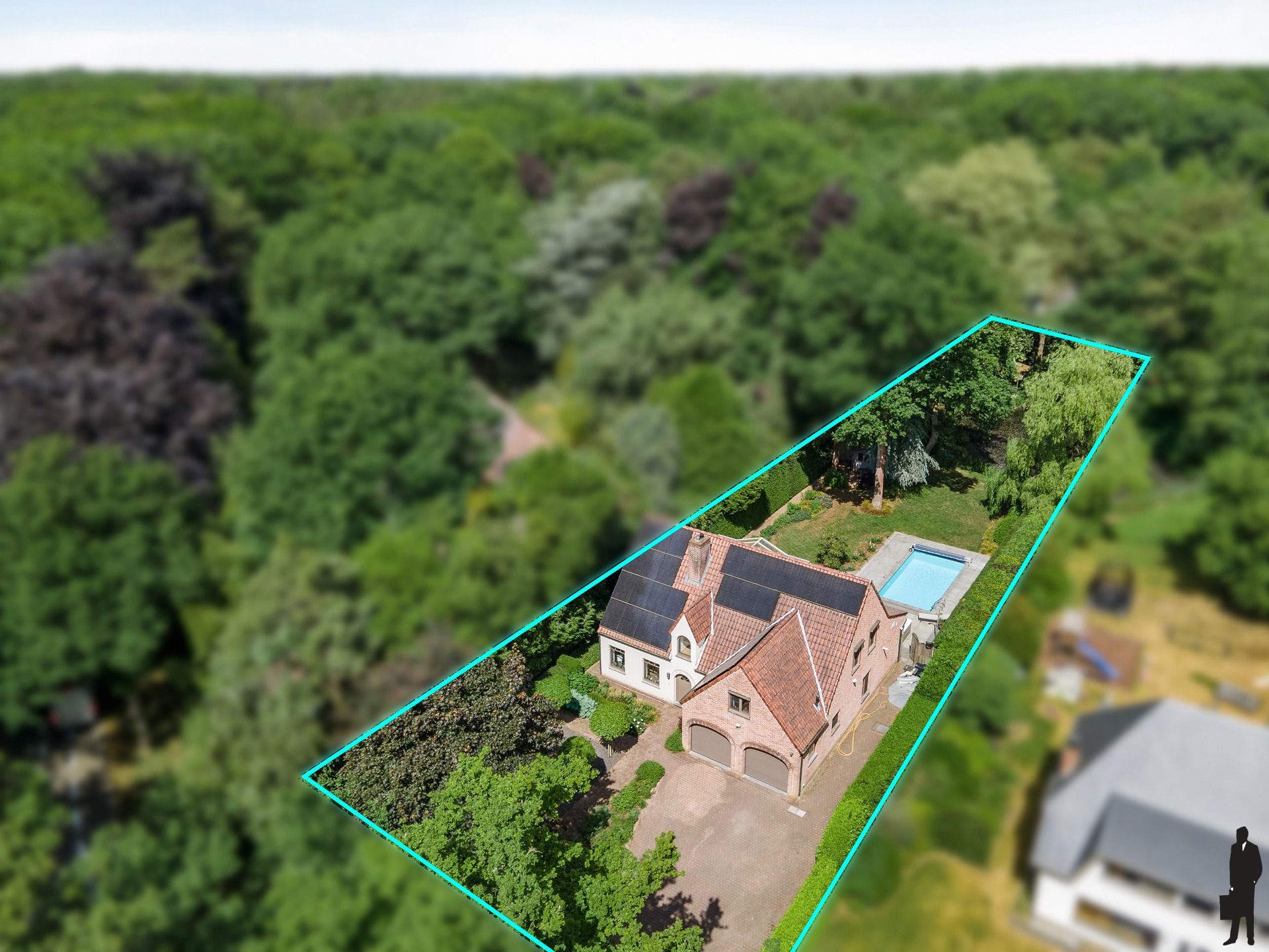 Stijlvol gerenoveerde villa met schitterende tuin en verwarmd zwembad foto {{pictureIndex}}
