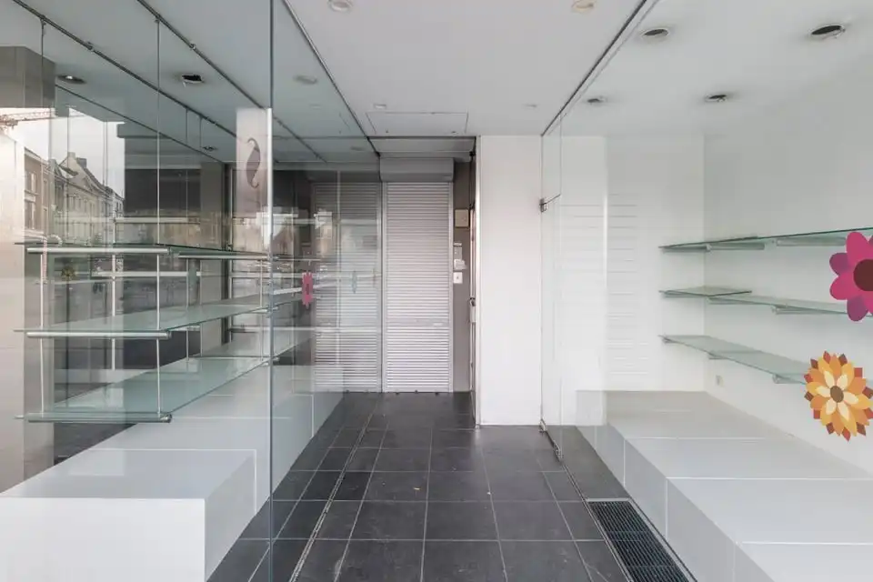 ICONISCH HANDELSPAND MET LUXUEUZE WOONST OP DE GROTE MARKT VAN SINT-TRUIDEN foto 32