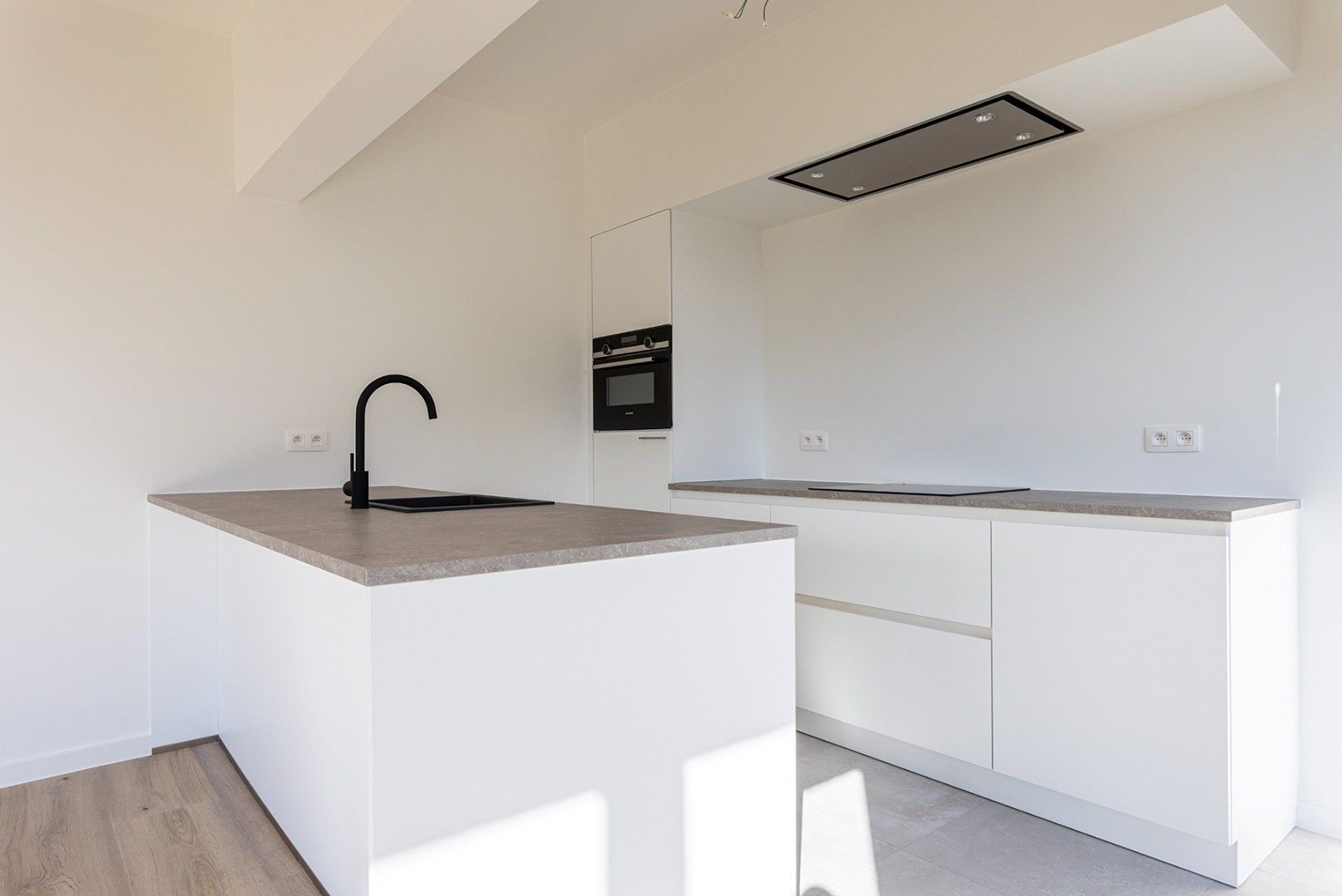 Ruim en modern appartement (vernieuwbouw) met 3 slpks nabij De Roma foto 2