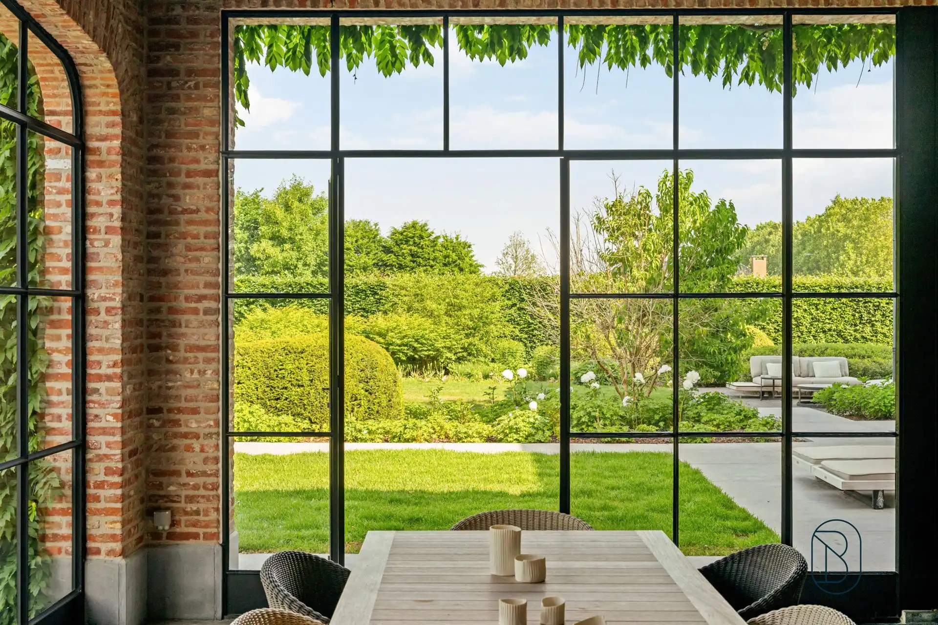 Prachtige klassevilla met mooi aangelegde tuin foto 14