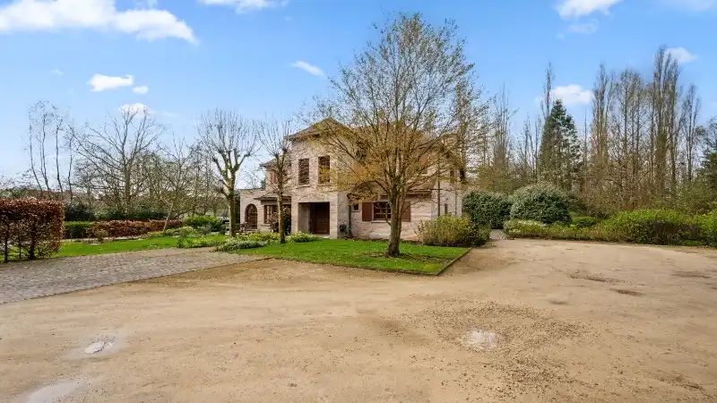 Ruime villa van 336m² op 1 hectare 45 are met vijver foto 41