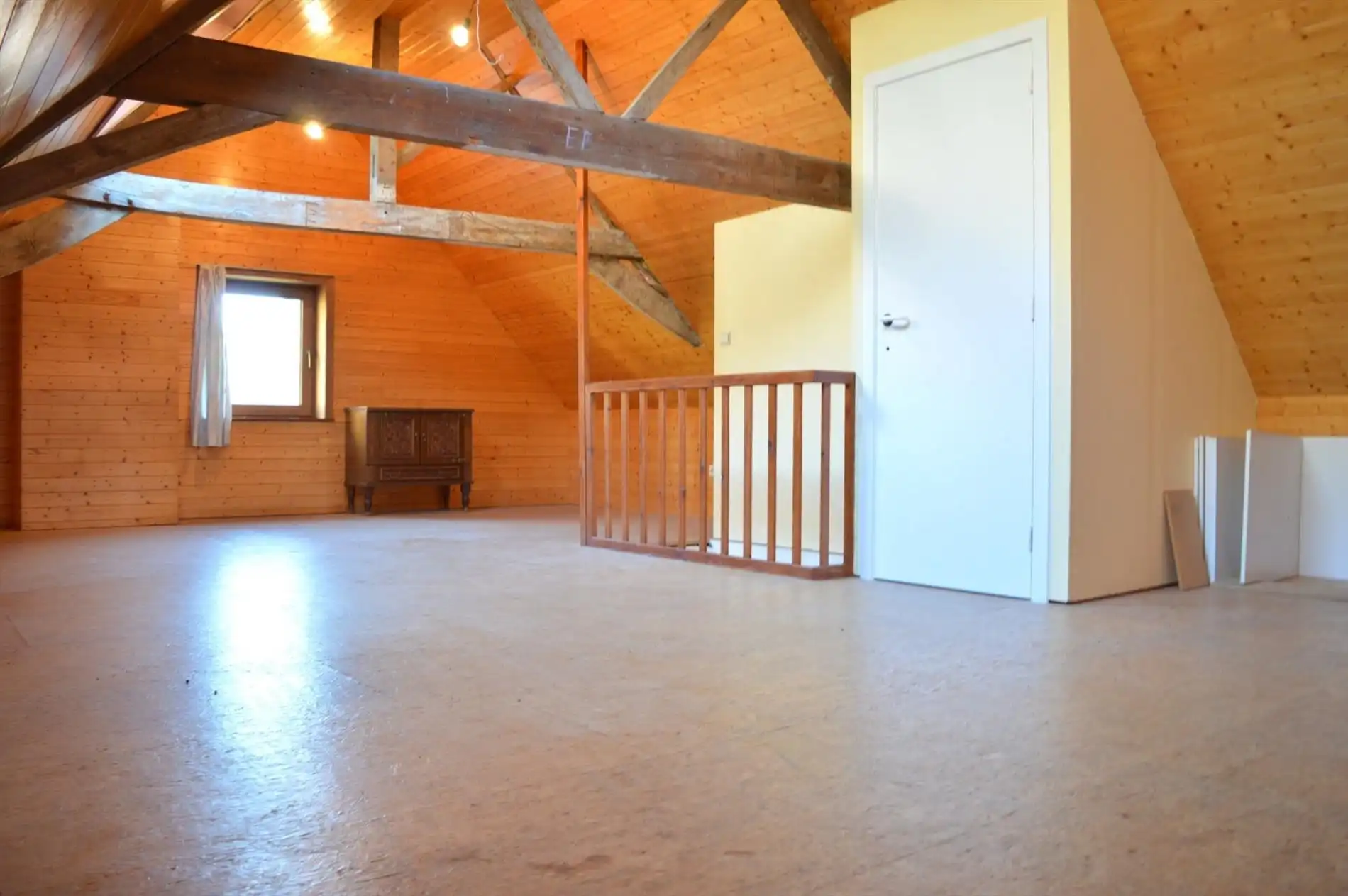 Knusse halfopen bebouwing met 1 zeer ruime slaapkamer foto 9