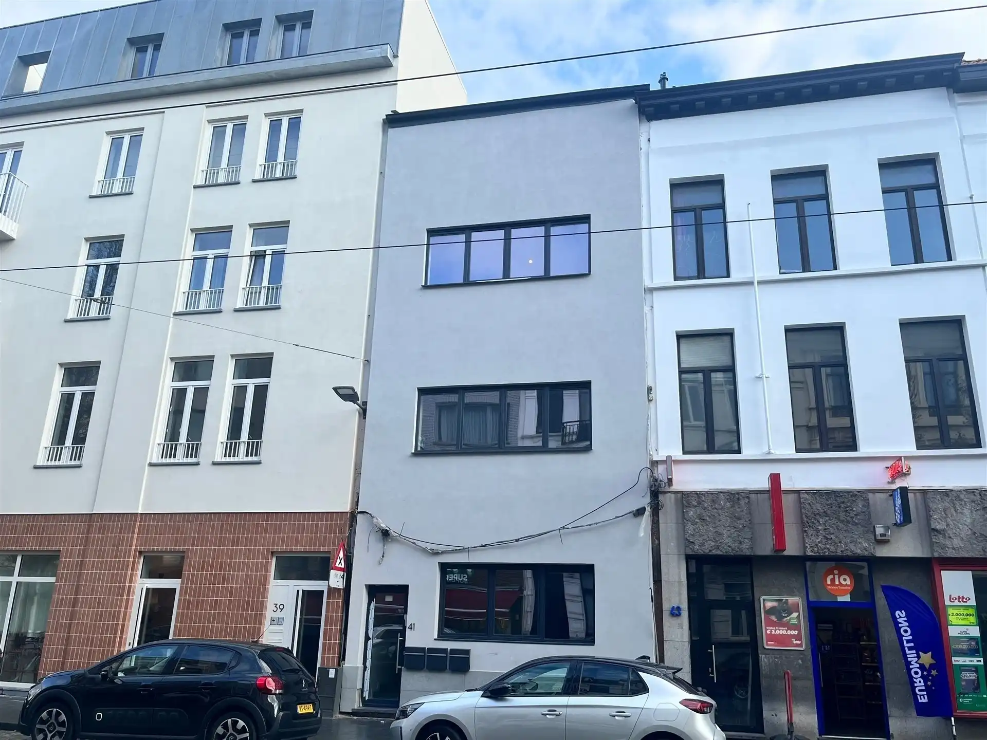 Volledig vernieuwd 2-slaapkamerappartement met gemeenschappelijk terras foto {{pictureIndex}}