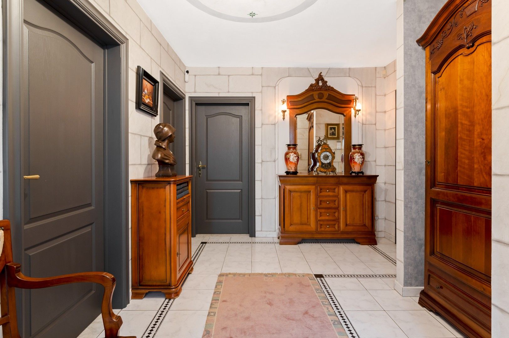 Knappe laagbouwwoning en groot bijgebouw met tuin en zwembad foto 2