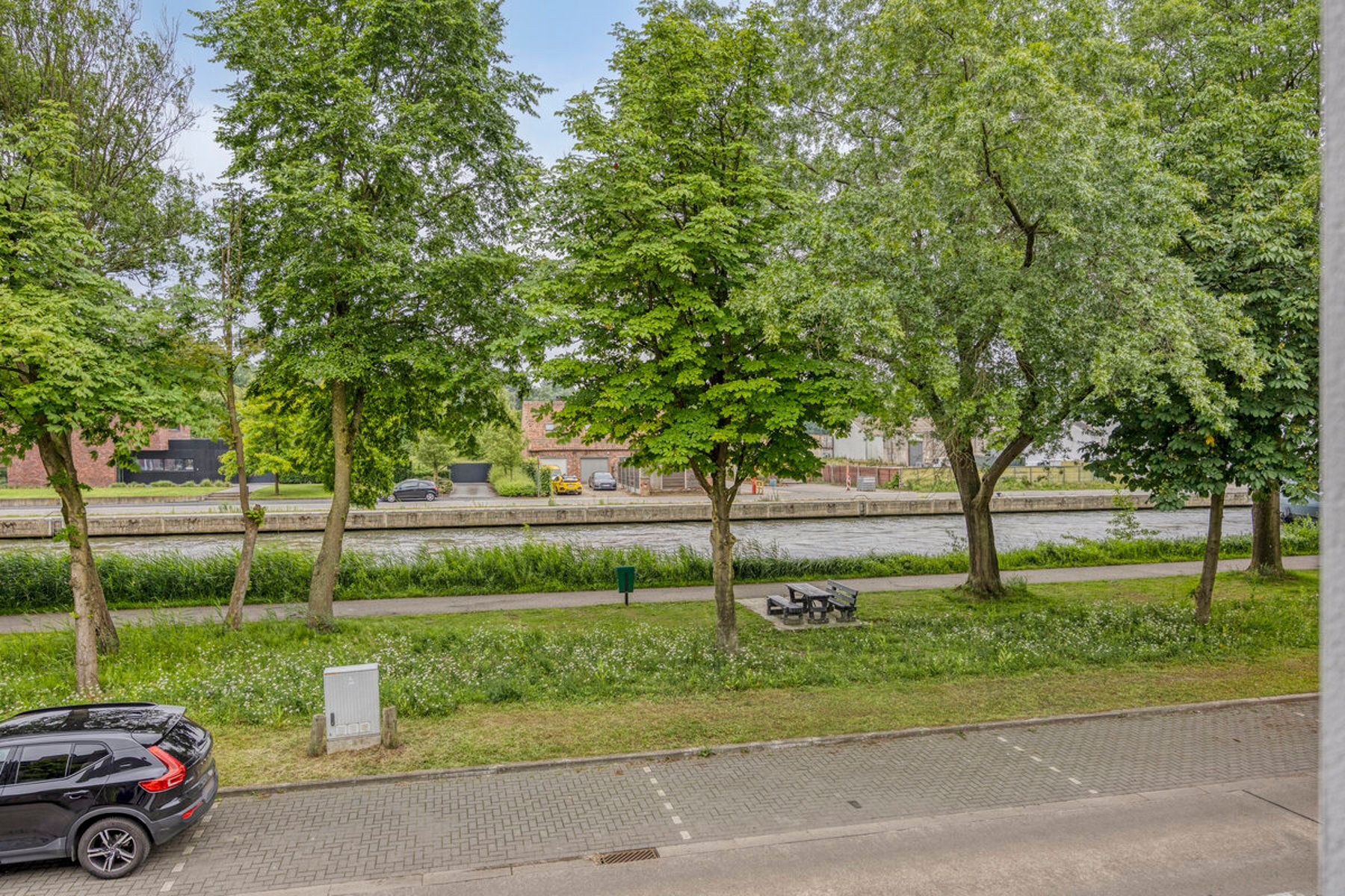 Ruim renovatieproject (226m²) met tuin aan kanaal foto 40