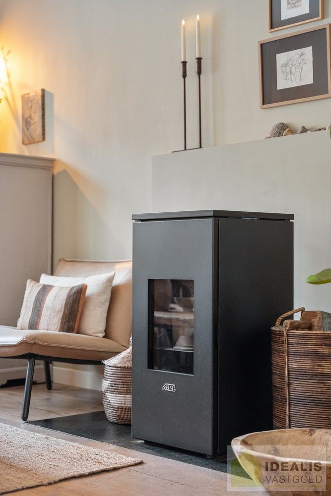 IDEALIS VASTGOED – Prachtige, stijlvolle woning met een aangename 123m² als bewoonbare oppervlakte. De woning omvat een lichtrijke ruime woonkamer voorzien van een pellet kachel en met een prachtige parketvloer dewelke overgaat in de keuken en 3 slaapkamers op een ruim en prachtig aangelegd perceel van 7a 42ca. Dit alles gelegen in een heerlijk rustige straat, op enkele minuten zowel van de centra van Pelt als Achel, doch ook op een steenworp van de Nederlandse grens, dichtbij Valkenswaard en Eindhoven. foto 9