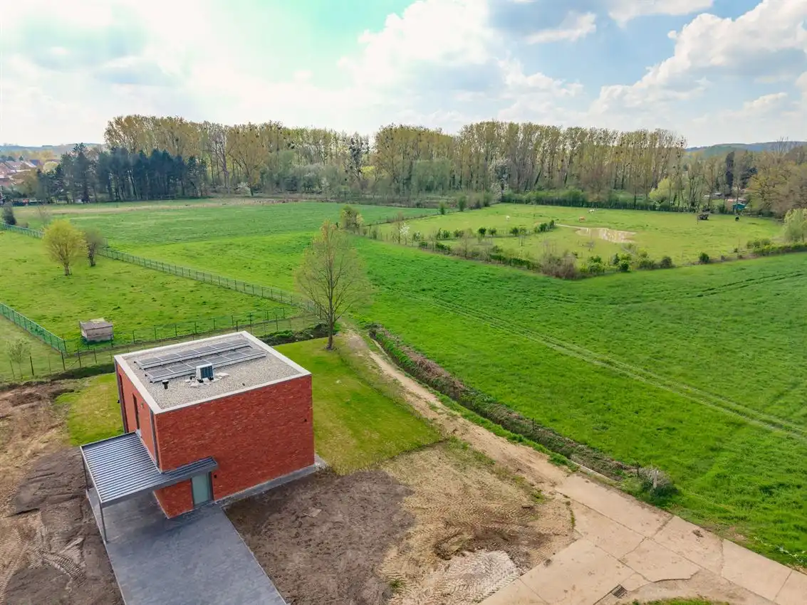 Nieuwbouwwoning, gunstig gelegen, 3 slpk, tuin, carport foto 2